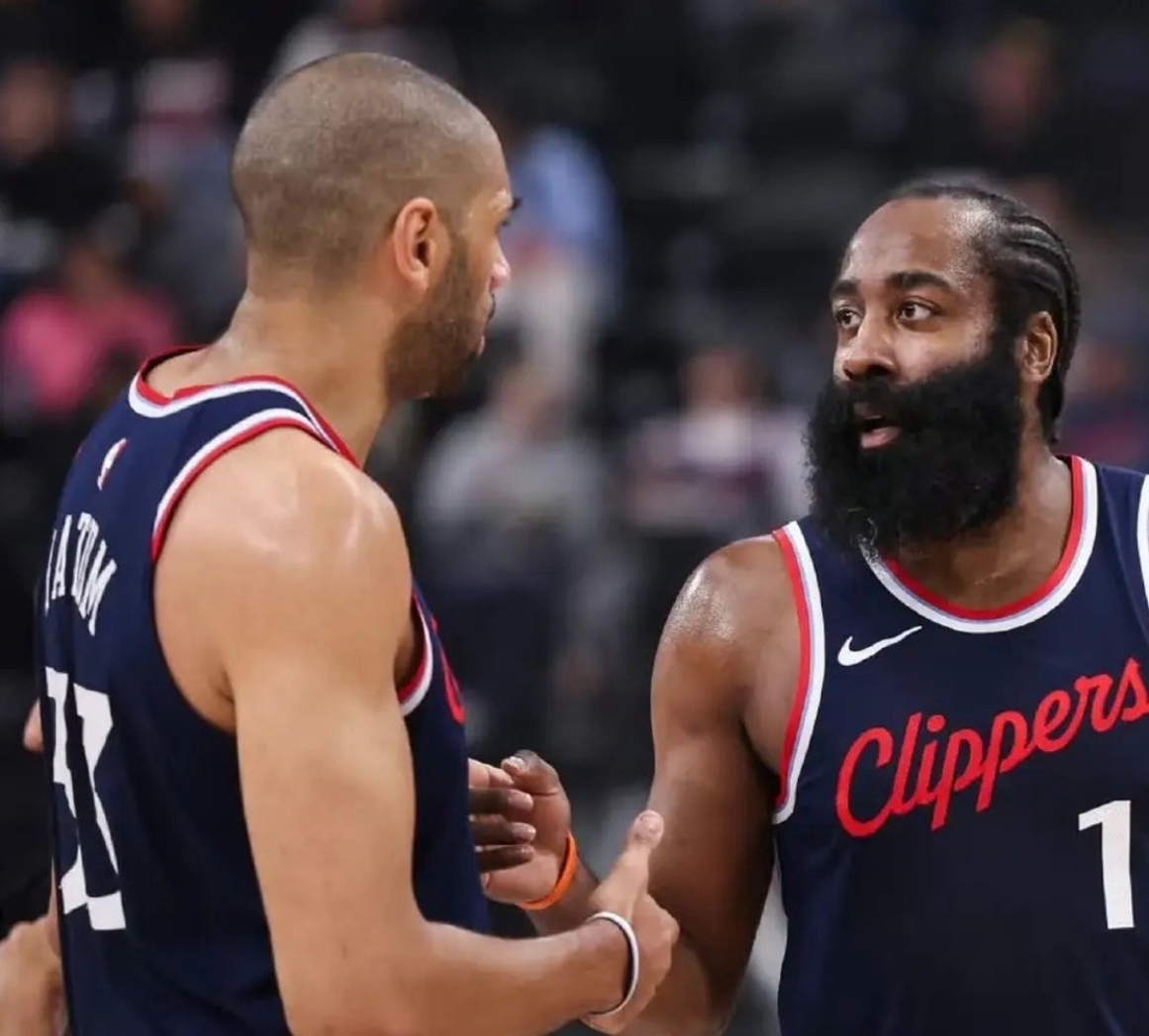 贝博体育-哈登在SKT比赛中爆冷菲尼克斯太阳赛前完成体检，冲刺阶段切尔西备战亚冠看傻球迷的简单介绍